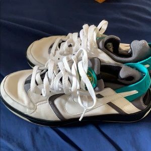 Women’s size 8 Nike Huarache running shoe!!